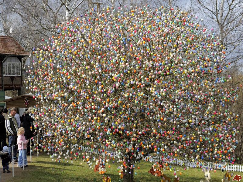 Easter Egg Tree in Germany. Source:http://blog.myheritage.com